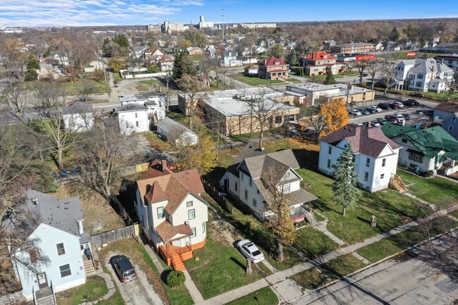 Building Photo - 1095 E Merchant St