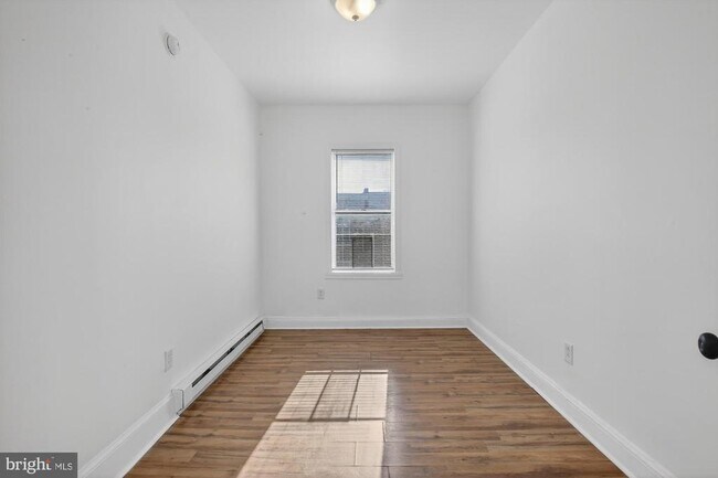 Building Photo - 1733 W Oxford St