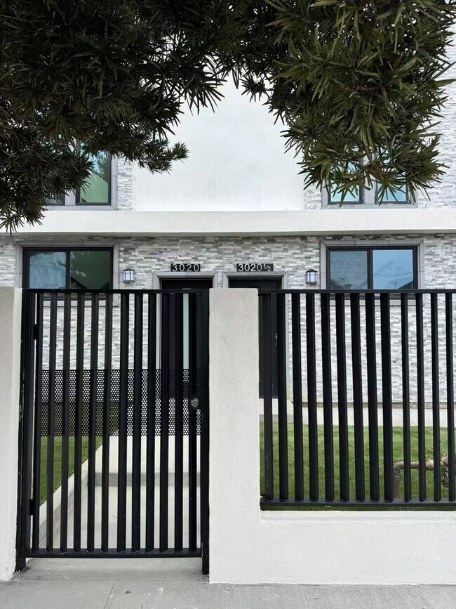 Building Photo - 3020 Normandie Ave