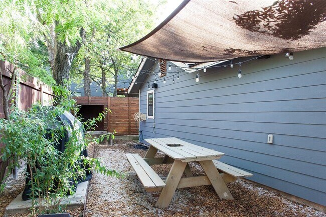 Building Photo - 903 Herndon Ln