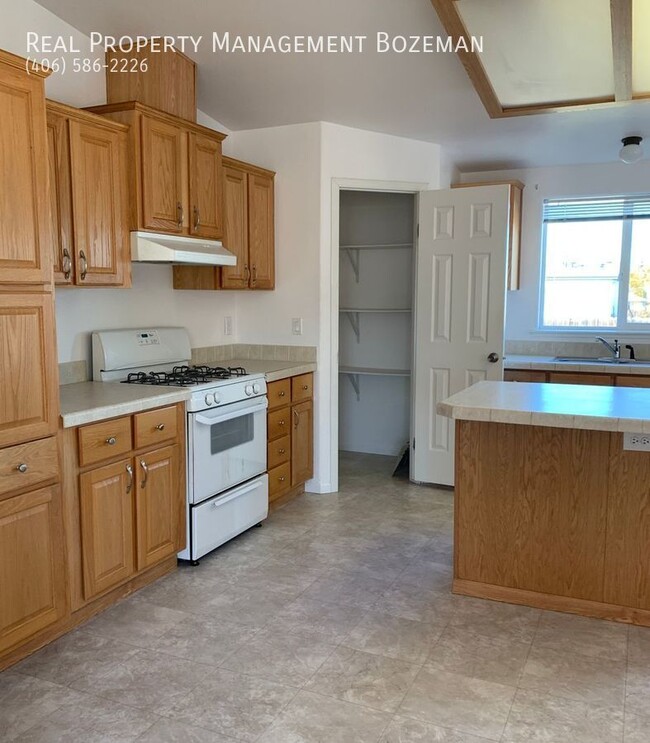 Building Photo - SPACIOUS 3 Bed 2 Bath House with Office in...