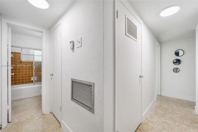 Building Photo - 6445 SW 46th Terrace