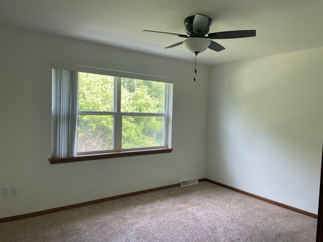 Building Photo - 2439 Parkfield Dr