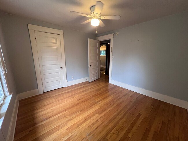 Building Photo - Large 3 Bedroom Duplex with Washer/Dryer - Water included!