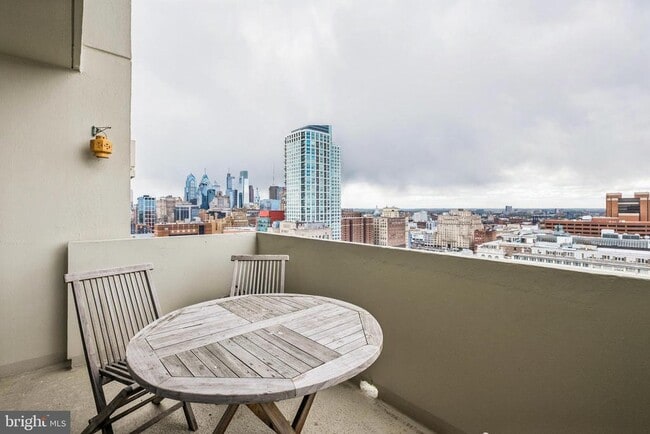 Building Photo - 604 S Washington Square