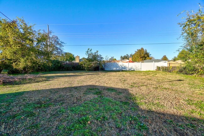 Building Photo - Fully Updated 3-Bedroom Home with Covered ...