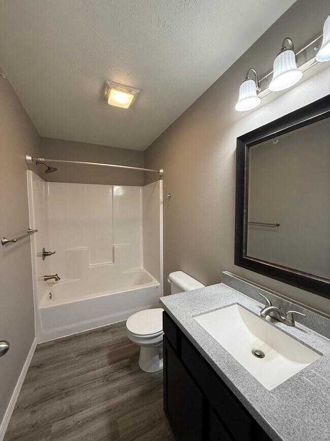 Building Photo - 3BR Townhouse near Holiday Hills