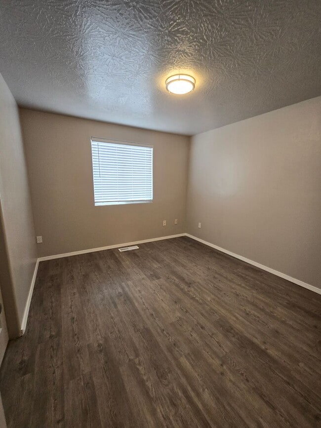 Building Photo - Pet Friendly, Single Level 3bed : 2bath Ho...