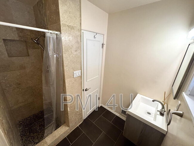 Building Photo - 1421 Stanford Dr NE