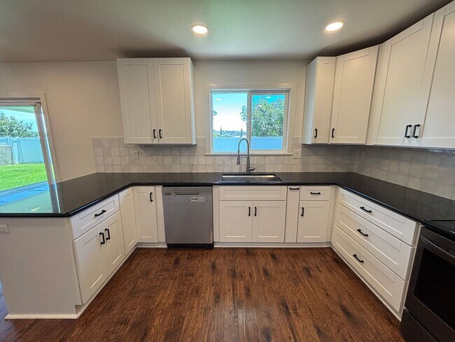 Building Photo - 4 Bedroom home located in beautiful La Habra neighborhood