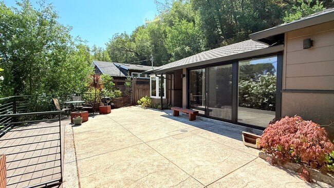 Building Photo - 18 S Trail