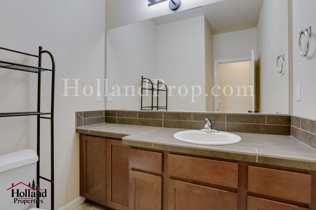 Building Photo - Stylish 3-Bedroom Portland Home with Fireplace, Garage & Modern Conveniences