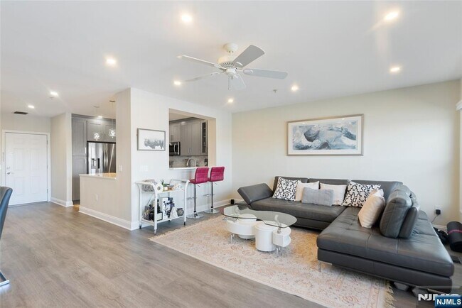 Building Photo - 302 The Promenade