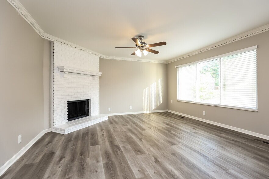 Building Photo - 5173 Roxborough Dr