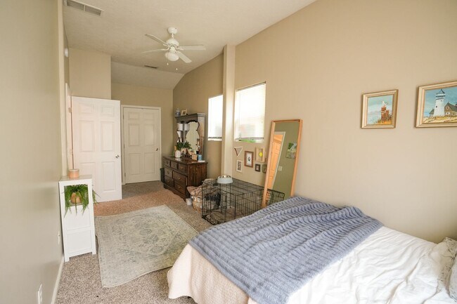 Building Photo - 633 Golfview Dr