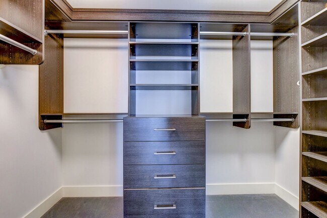 Building Photo - Elevated 1BR at Enso | Lake Views, Parking, Prime Location