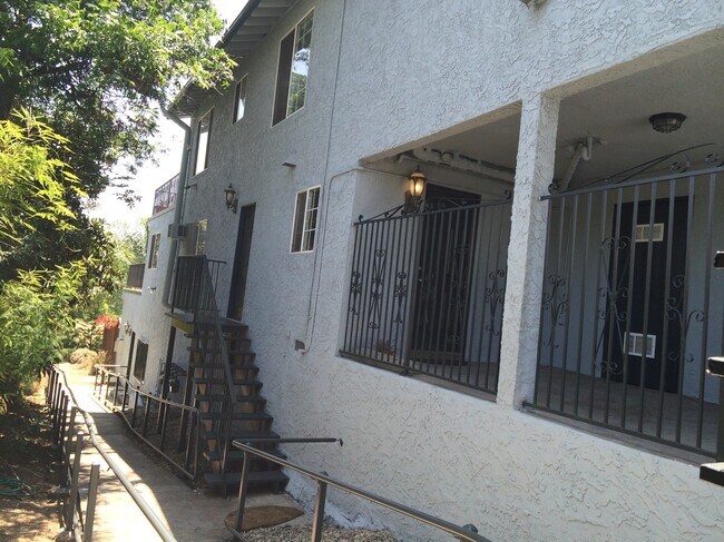 Building Photo - 1419 Allesandro St