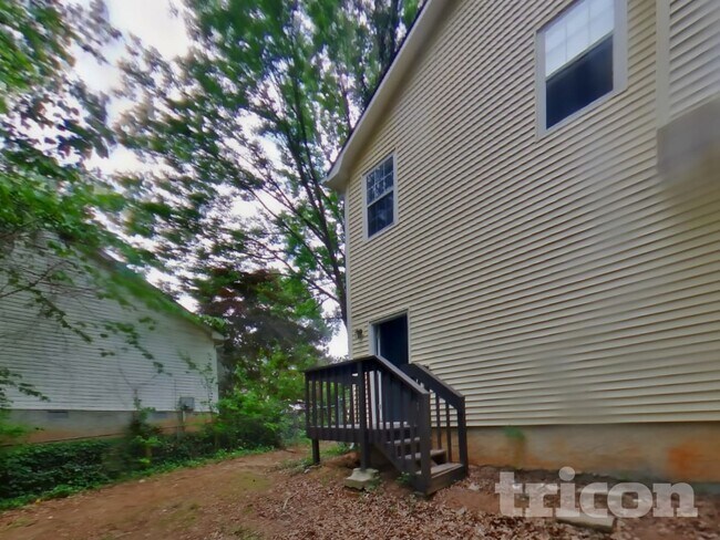 Building Photo - 2407 Windridge Dr NE
