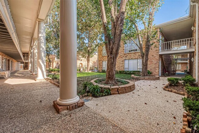 Building Photo - 2201 Fountain View Dr