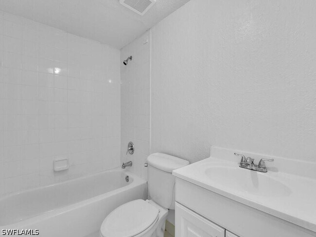 Building Photo - 4617 Bayshore Dr