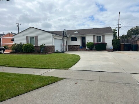 Primary Photo - 624 W Woodcrest Ave