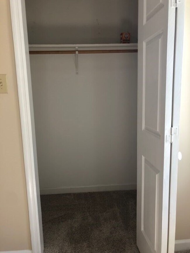 Building Photo - B-1 Kingswood Villas - Gorgeous townhome a...