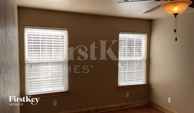 Building Photo - 613 S Avery Dr