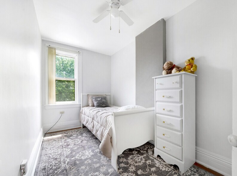 Cozy second bedroom - 11349 S Saint Lawrence Ave