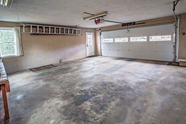 Building Photo - Lovely Colonial Home in Sharpley