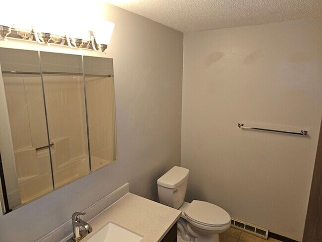 Building Photo - Large Two Bedroom Townhouse with Garage in...