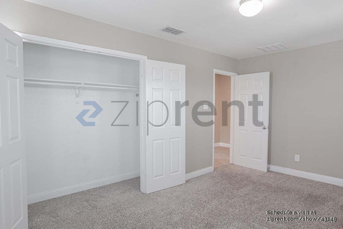 Building Photo - 410 Club House Dr
