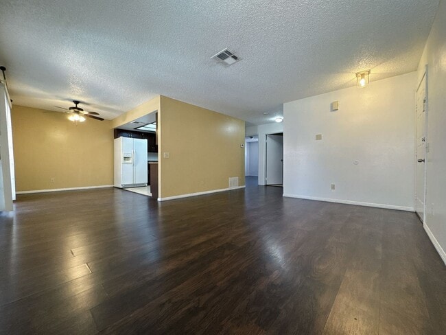 Building Photo - 2 Bed 2.5 Bath Single House near Rainbow/Tropicana