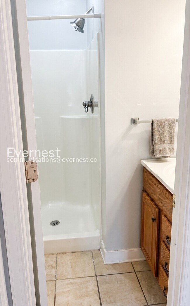 Building Photo - 6 Bed/4 Bath Home with Modern Amenities / Available Now!