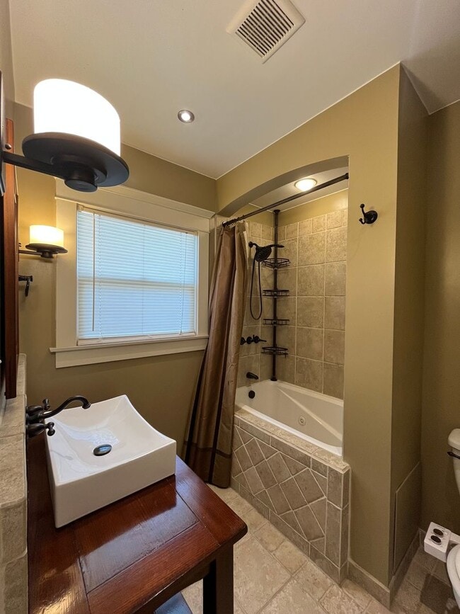 Building Photo - House: 2 Bedroom with Den , 2 Bath and pri...