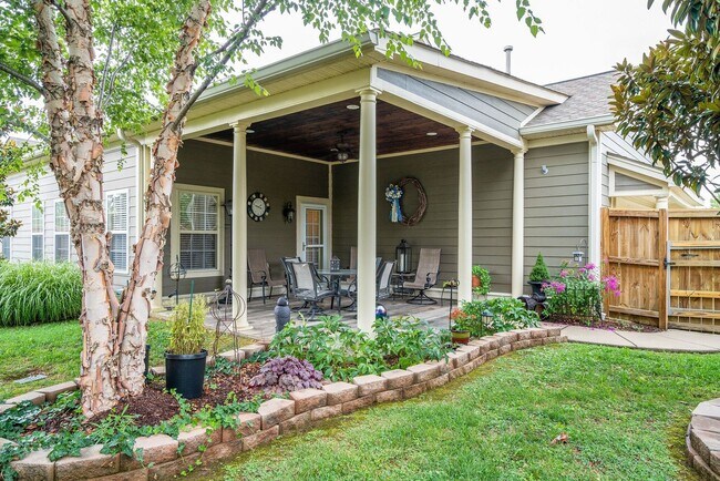 Building Photo - 3 Bedroom, 3 Bathroom Home w/ 2 Car Garage and Fence Backyard
