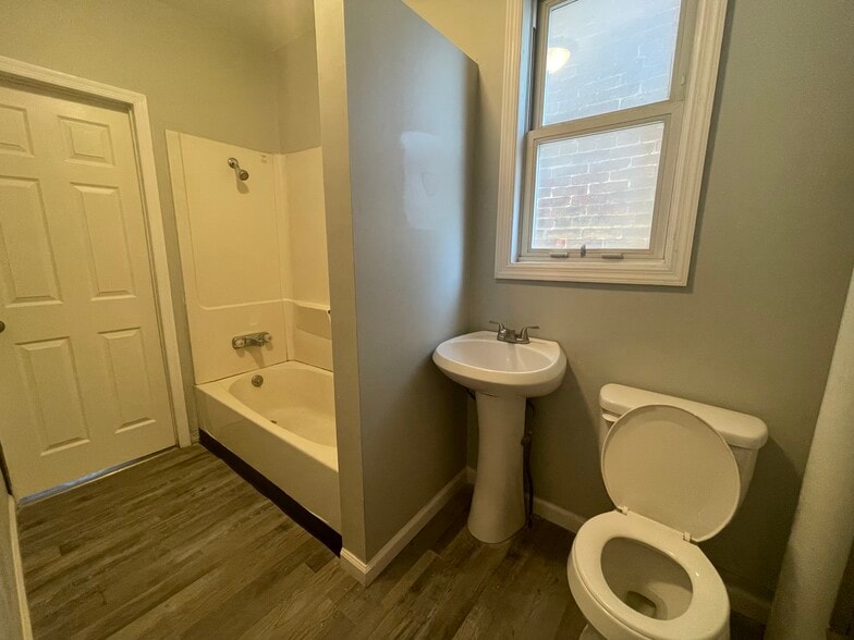 Full Bath - 446 Walnut St
