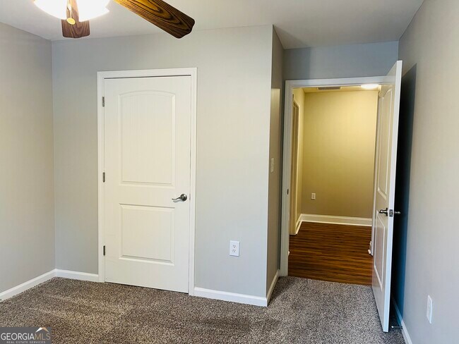 Building Photo - 5750 Crest Hill Dr NE