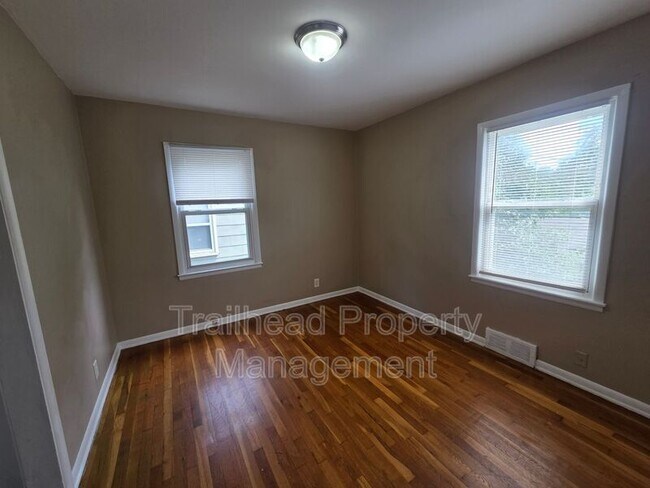Building Photo - 1223 N Cottage Ave
