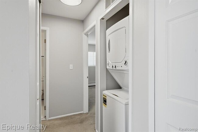 Building Photo - 2400 Parmenter Blvd