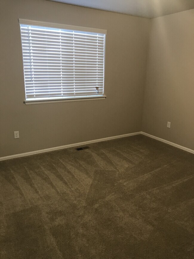 Building Photo - Nice house, 4 bedroom with Mountain Views in Windsor!