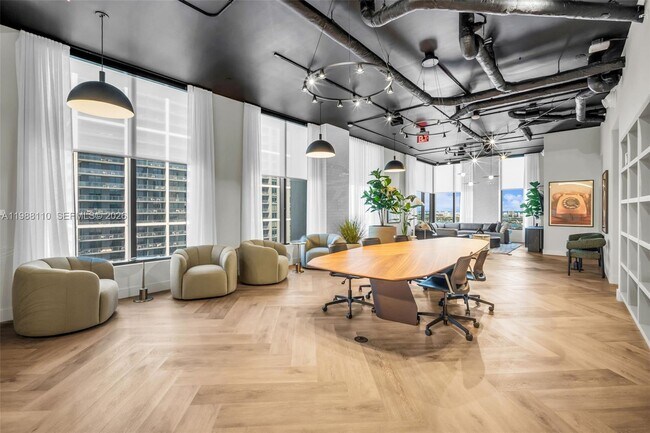 Building Photo - 121 NE 5th St