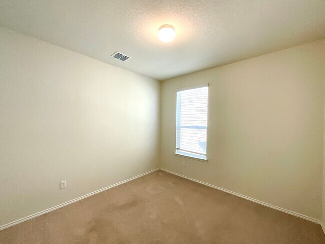 Building Photo - **APPLICATION RECEIVED** AVAILABLE NOW- Energy-Efficient 4/3 Home with Solar Panels & Pool Access!