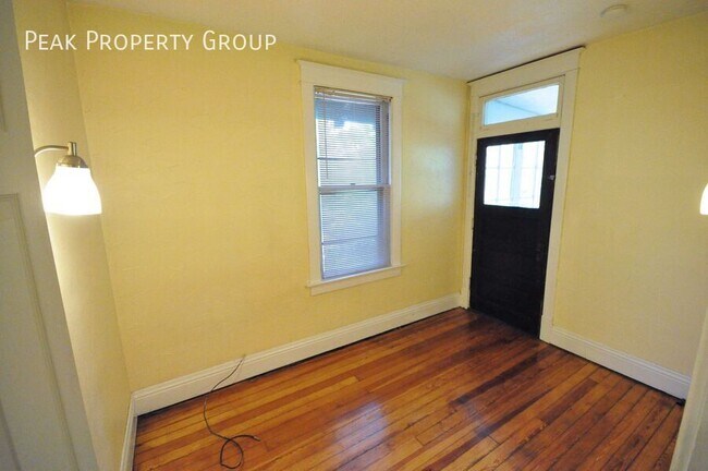 Building Photo - 2074-2078-2078 Summit St