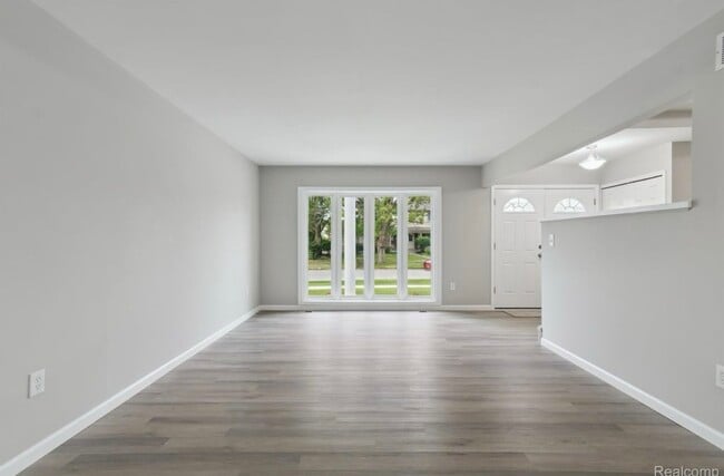 Building Photo - 6879 Brookshire Dr