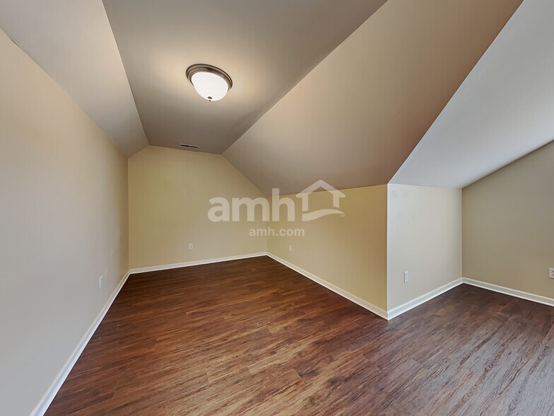 Building Photo - 10 Swenson Ct