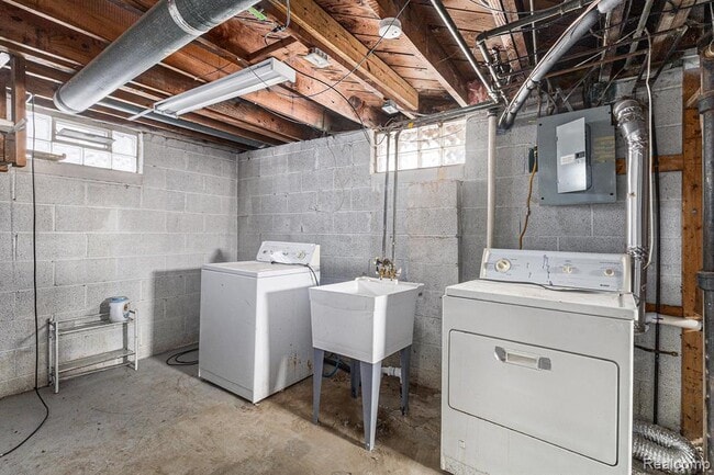 Building Photo - 2045 Central St