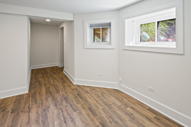 Building Photo - 3614 N Hoyne Ave