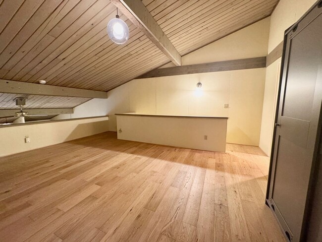 Building Photo - Come live in this quiet corner of Harstine Island!