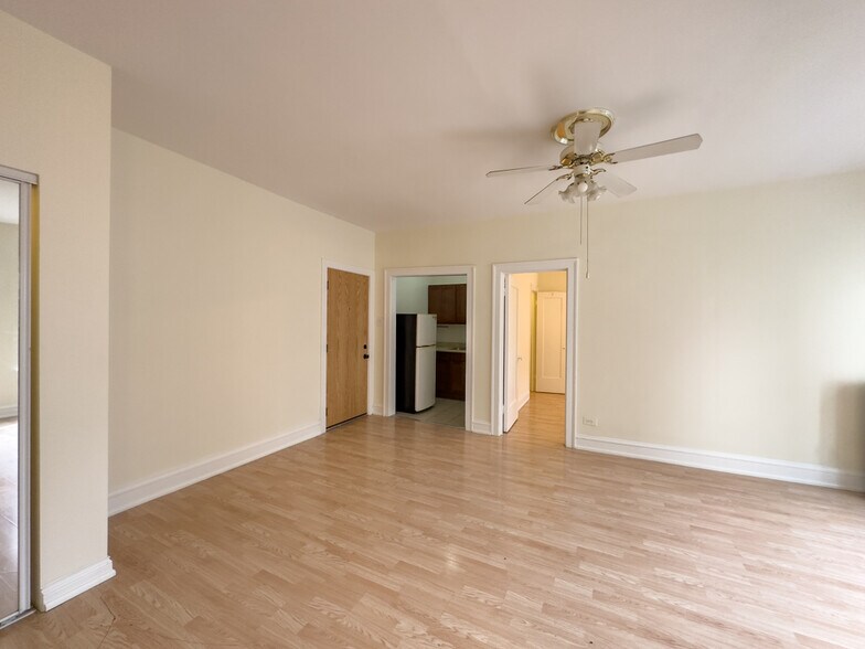 Building Photo - 4854 N Damen Ave