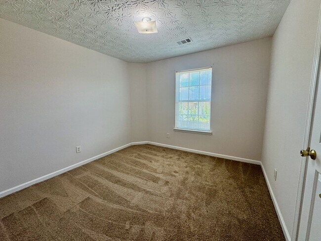 Building Photo - Lovely in Locust Grove